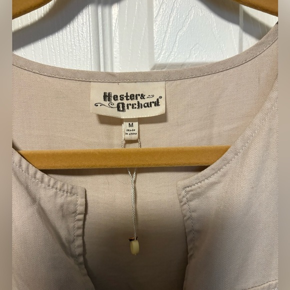 NWOT Hester & Orchard Taupe Button-Pocket Peplum Top - Picture 3 of 3